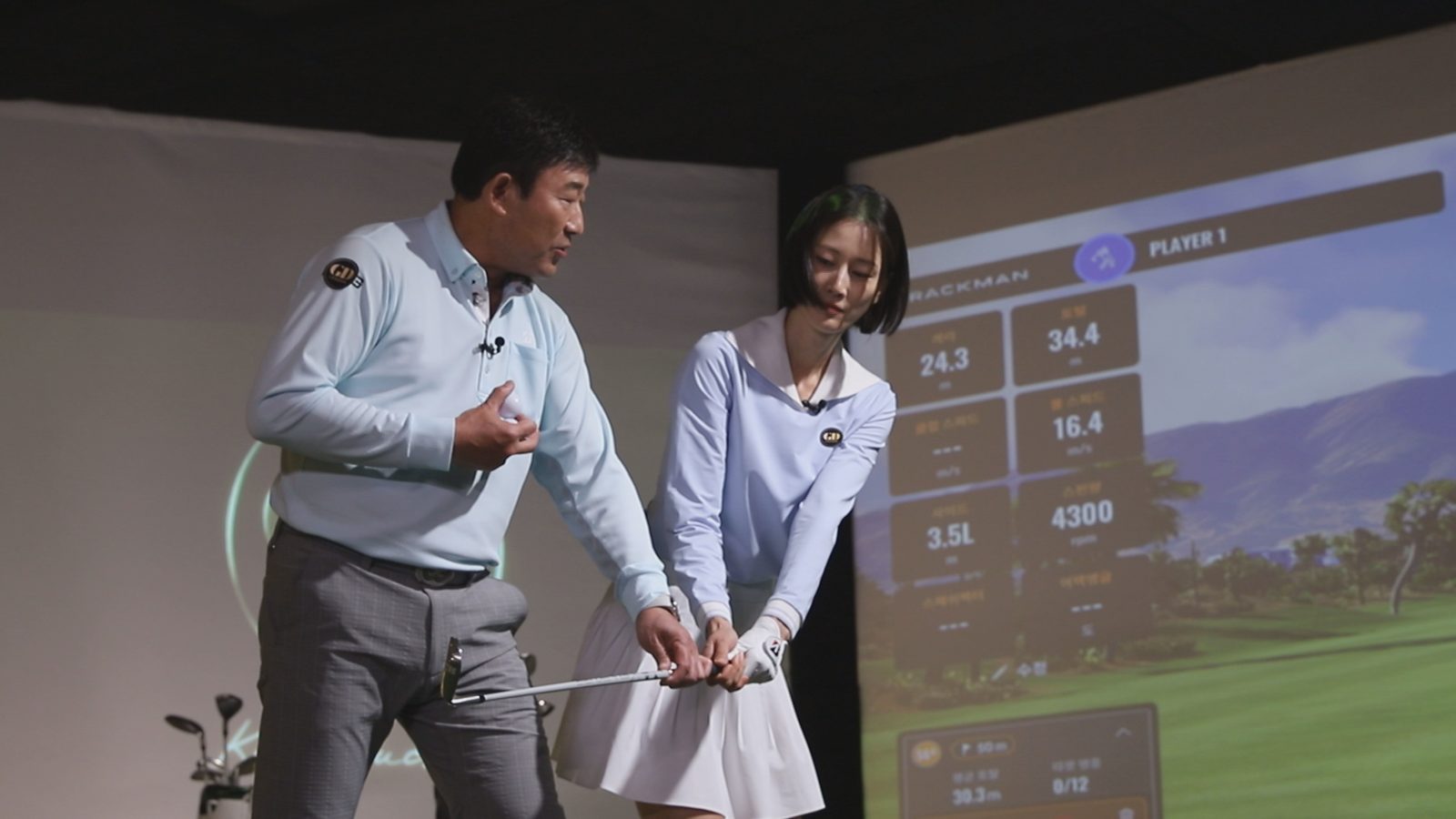 스크린 앞에서 그립을 직접 잡아주는 고덕호 프로
